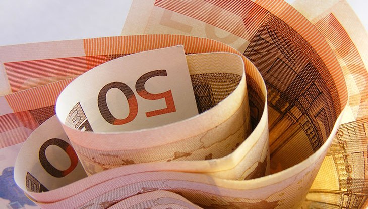 скрученные евро деньги